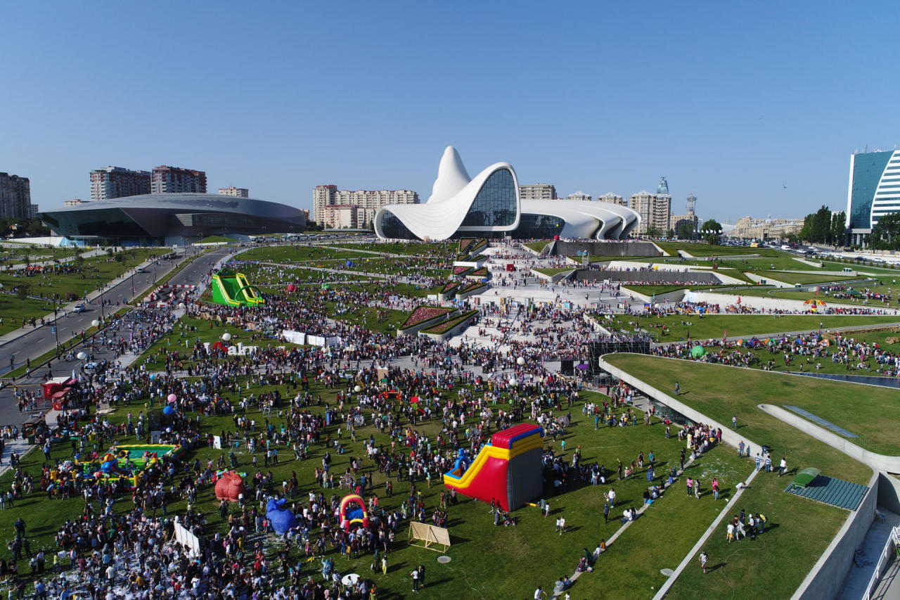 Leyla Əliyeva Heydər Əliyev Mərkəzinin parkında Uşaq festivalında iştirak edib - FOTO