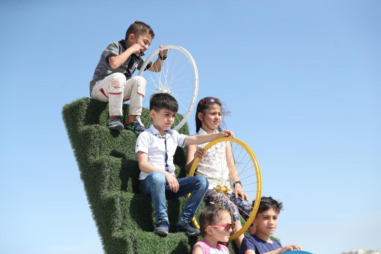 Leyla Əliyeva Heydər Əliyev Mərkəzinin parkında Uşaq festivalında iştirak edib - FOTO