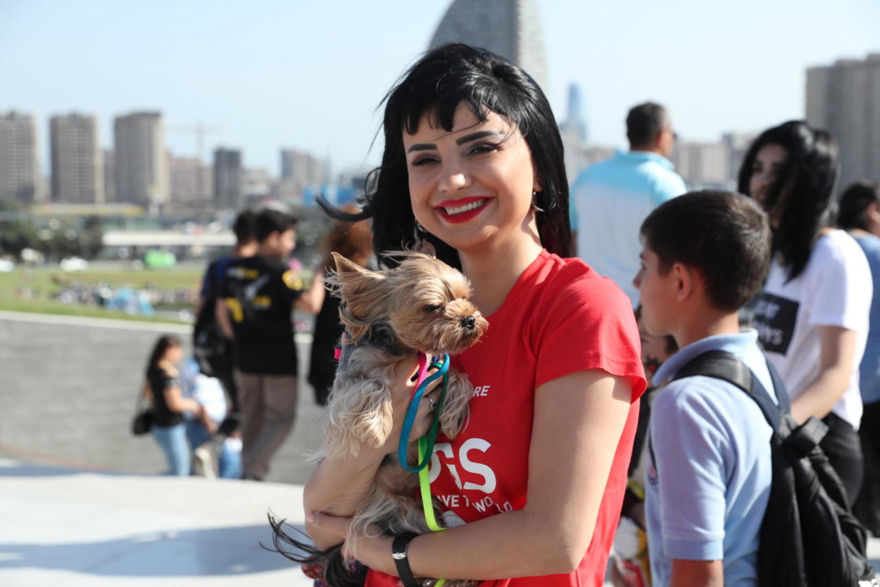 Leyla Əliyeva Heydər Əliyev Mərkəzinin parkında Uşaq festivalında iştirak edib - FOTO
