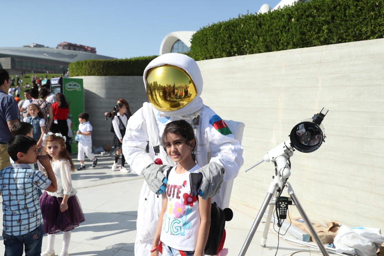 Leyla Əliyeva Heydər Əliyev Mərkəzinin parkında Uşaq festivalında iştirak edib - FOTO