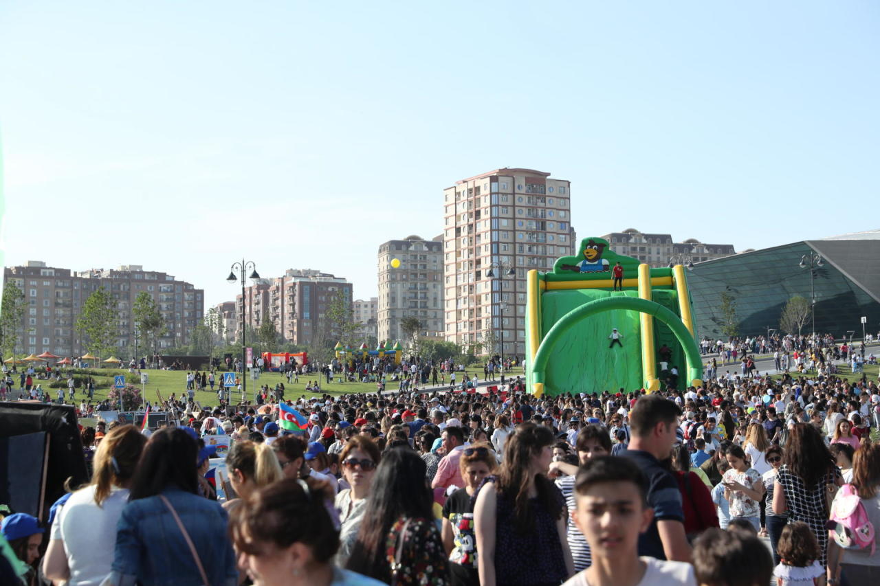 Leyla Əliyeva Heydər Əliyev Mərkəzinin parkında Uşaq festivalında iştirak edib - FOTO