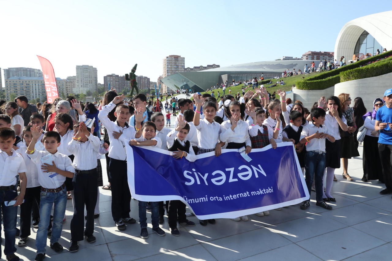 Leyla Əliyeva Heydər Əliyev Mərkəzinin parkında Uşaq festivalında iştirak edib - FOTO