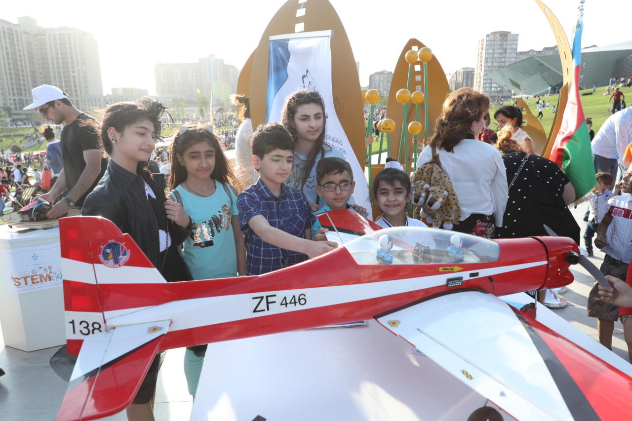 Leyla Əliyeva Heydər Əliyev Mərkəzinin parkında Uşaq festivalında iştirak edib - FOTO