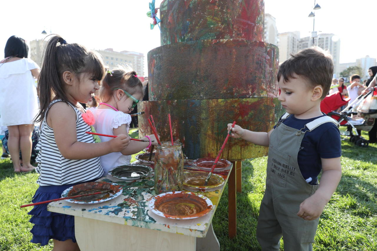 Leyla Əliyeva Heydər Əliyev Mərkəzinin parkında Uşaq festivalında iştirak edib - FOTO