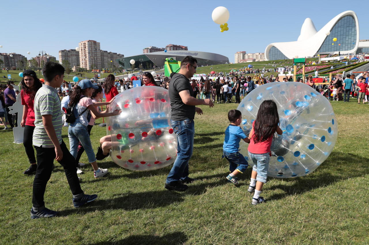Leyla Əliyeva Heydər Əliyev Mərkəzinin parkında Uşaq festivalında iştirak edib - FOTO