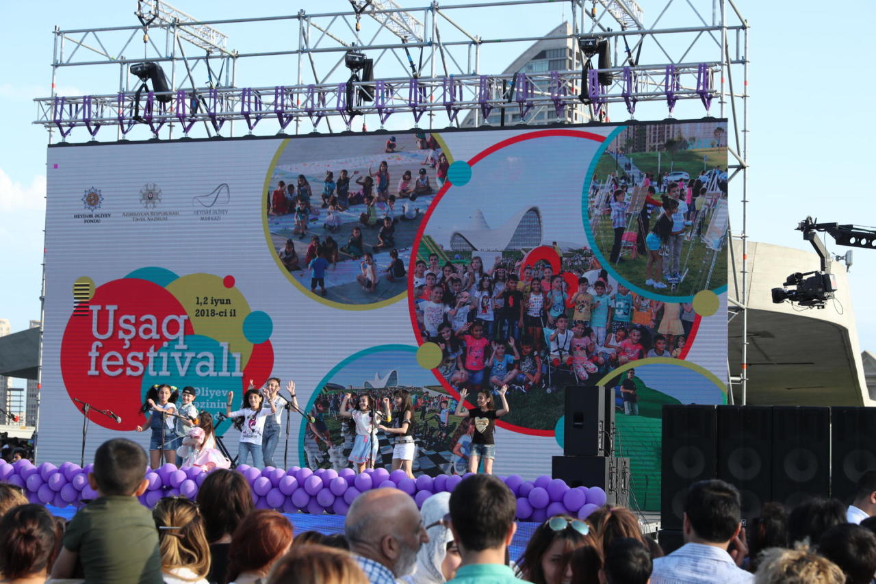 Leyla Əliyeva Heydər Əliyev Mərkəzinin parkında Uşaq festivalında iştirak edib - FOTO