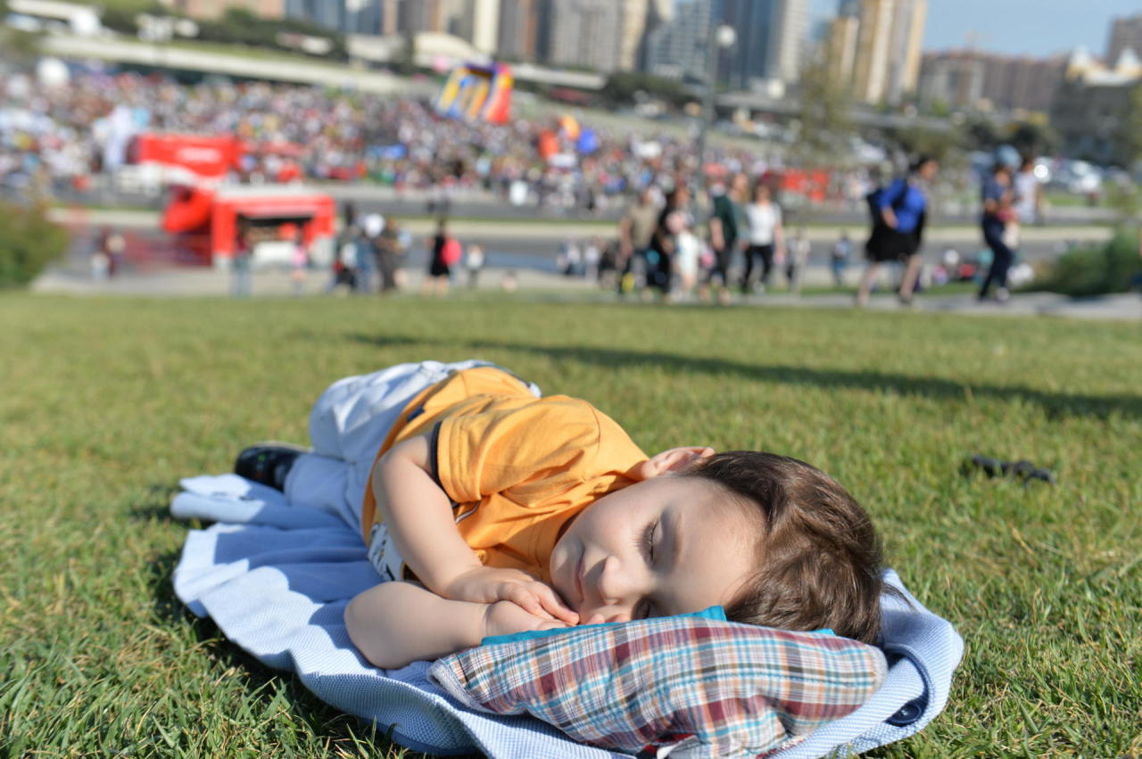Leyla Əliyeva Heydər Əliyev Mərkəzinin parkında Uşaq festivalında iştirak edib - FOTO