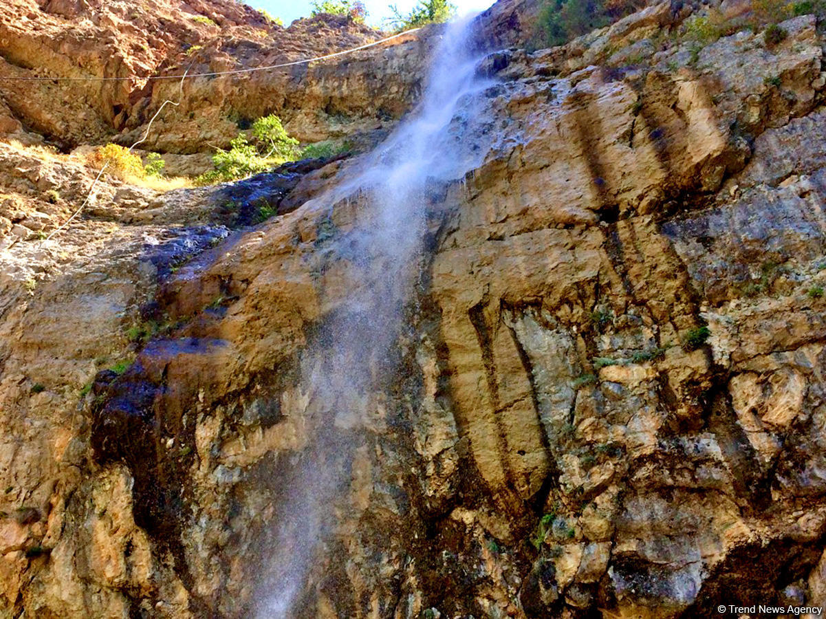 Bənzərsiz Afurca şəlaləsi - FOTO