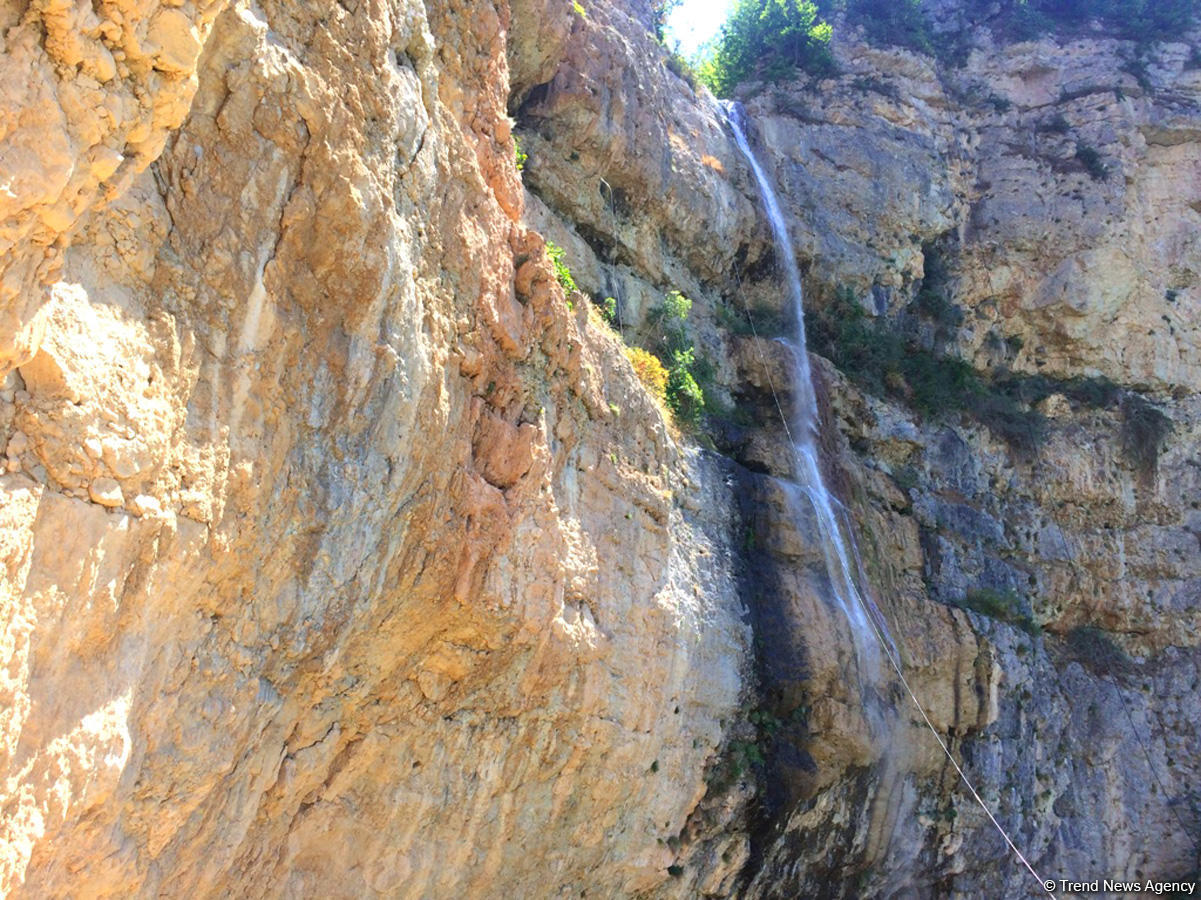 Bənzərsiz Afurca şəlaləsi - FOTO