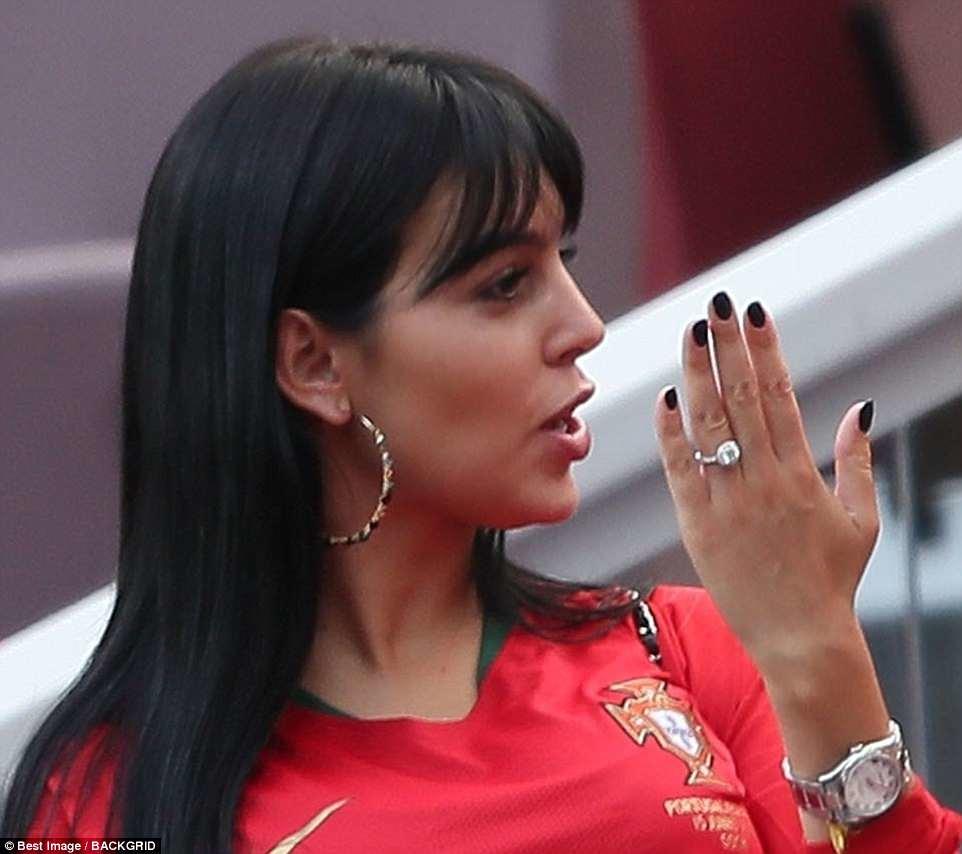 Ronaldu xanımına yenə nişan üzüyü alıb - FOTO
