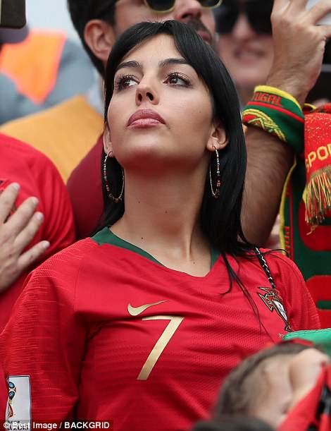 Ronaldu xanımına yenə nişan üzüyü alıb - FOTO