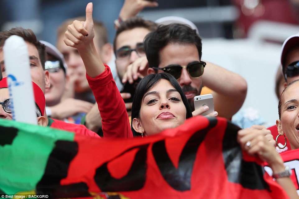 Ronaldu xanımına yenə nişan üzüyü alıb - FOTO