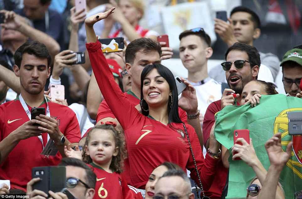 Ronaldu xanımına yenə nişan üzüyü alıb - FOTO