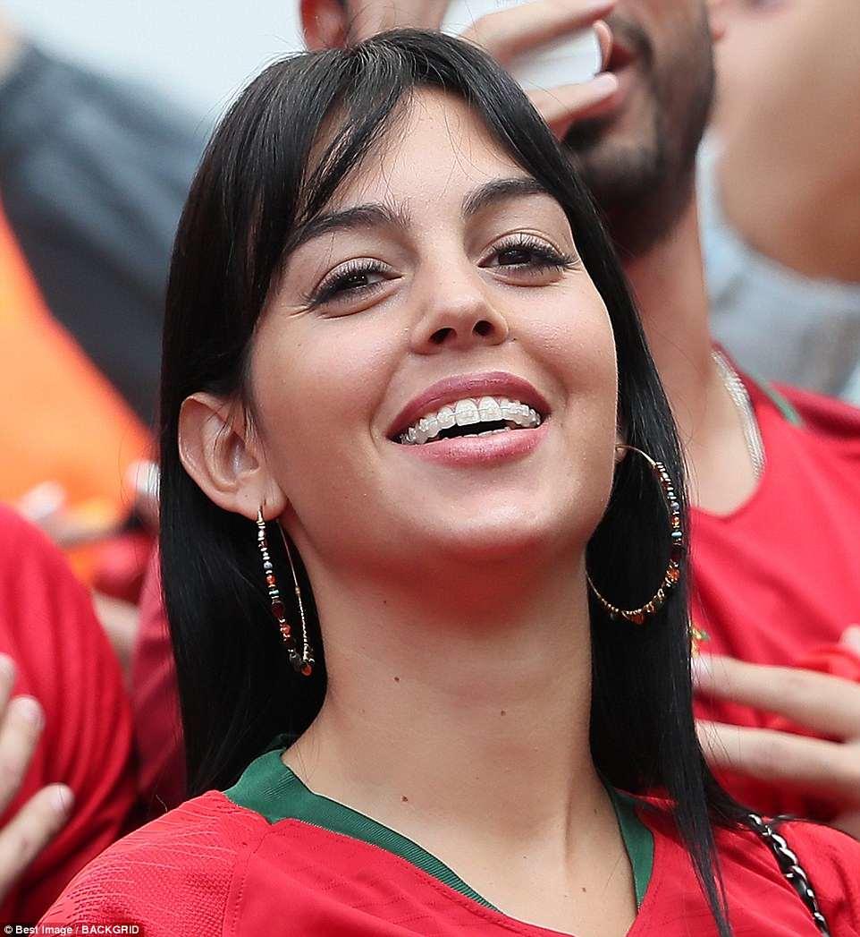 Ronaldu xanımına yenə nişan üzüyü alıb - FOTO