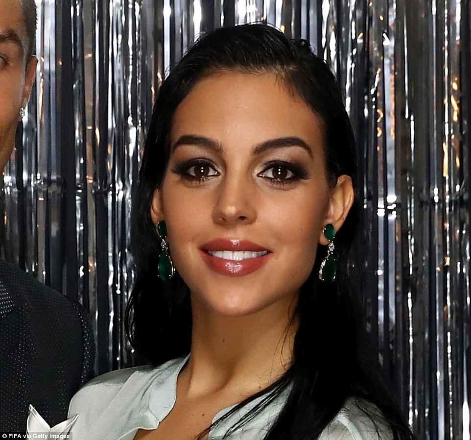 Ronaldu xanımına yenə nişan üzüyü alıb - FOTO