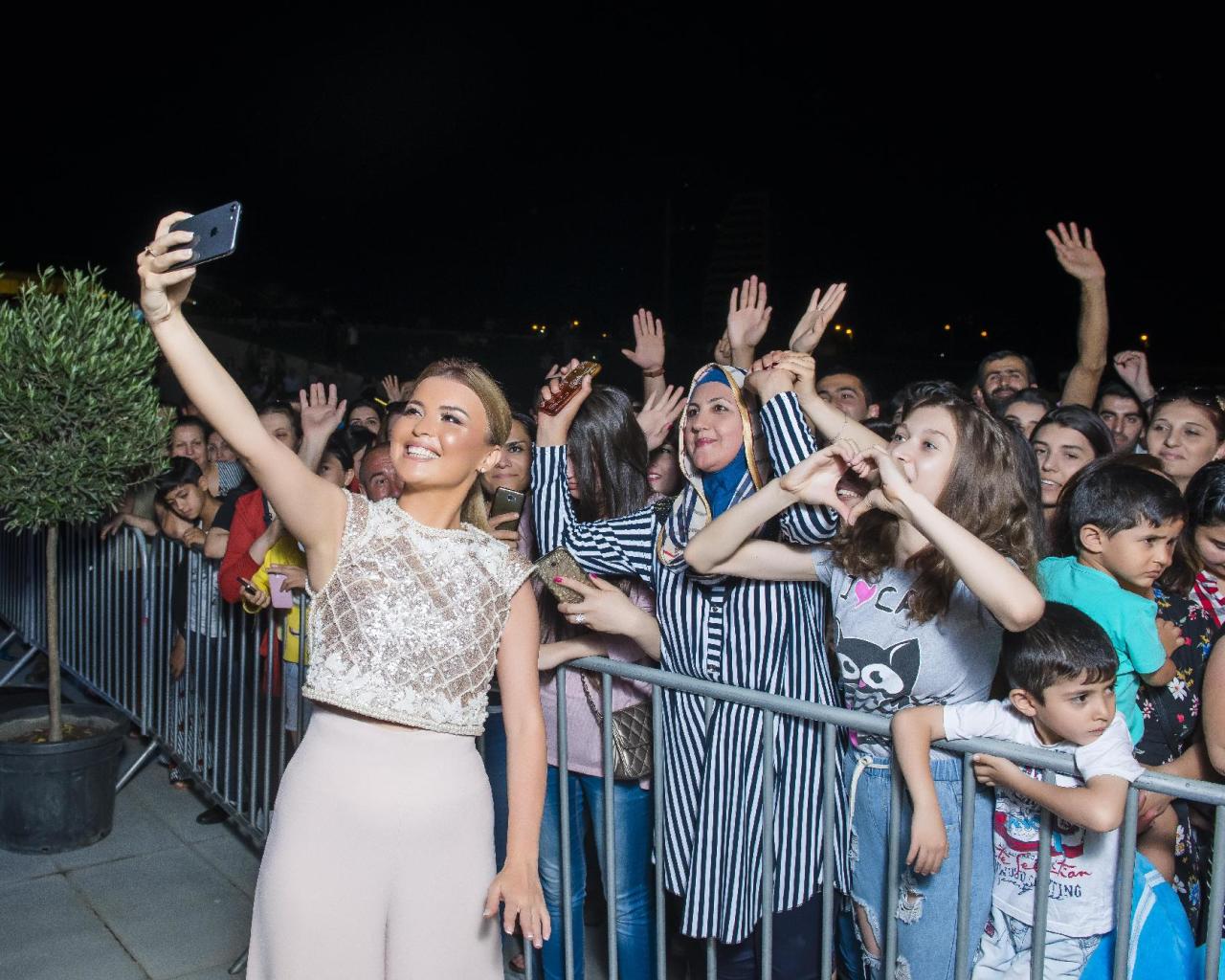 Sevda fanatları ilə birgə konsertdə - FOTO