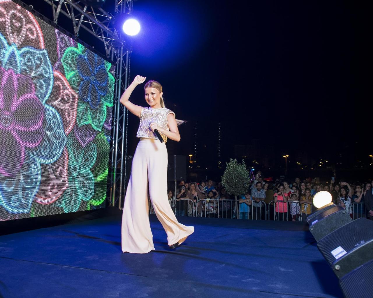 Sevda fanatları ilə birgə konsertdə - FOTO