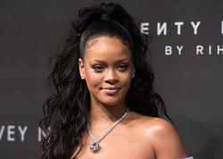 Rihanna atasının yasında - FOTO
