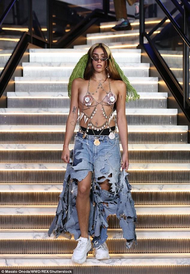 Madonnanın qızı modellik etdi, tüklü ayaqları ələ salındı - FOTO