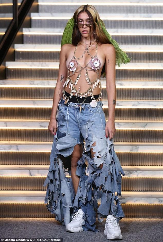 Madonnanın qızı modellik etdi, tüklü ayaqları ələ salındı - FOTO