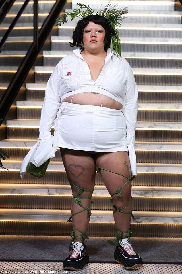 Madonnanın qızı modellik etdi, tüklü ayaqları ələ salındı - FOTO
