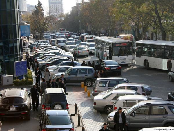 Bu ərazidə avtomobil saxlayan sürücülərin NƏZƏRİNƏ - 40 manat cərimə oluna bilərsiniz