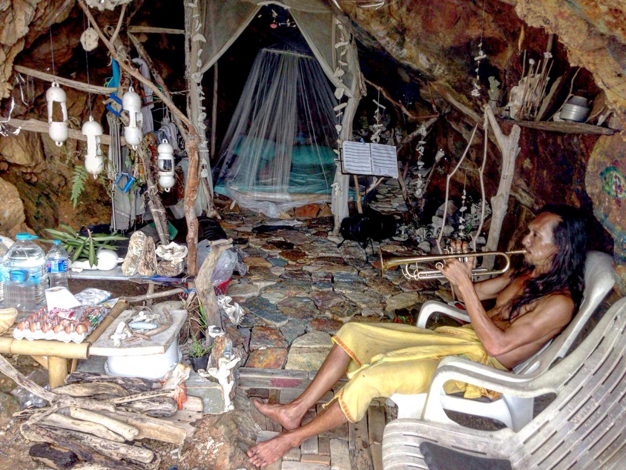 Facebook-da "romantik kişi" kimi məşhurlaşdı, arvadbaz çıxdı - FOTO