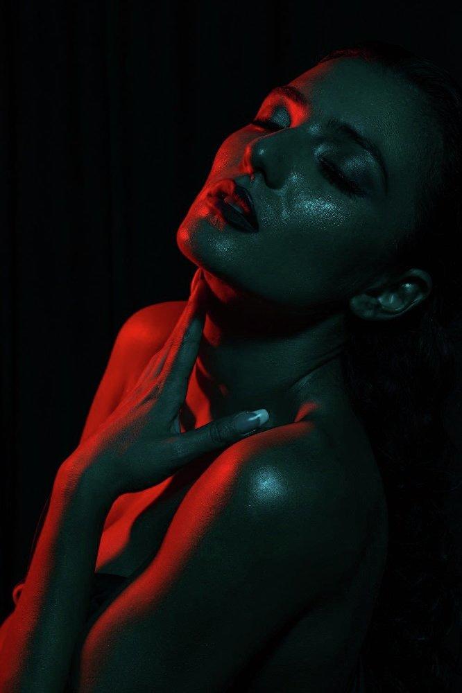 Oq ayollarning qora porno videolari onlaynda bir-birlarini sikishlari