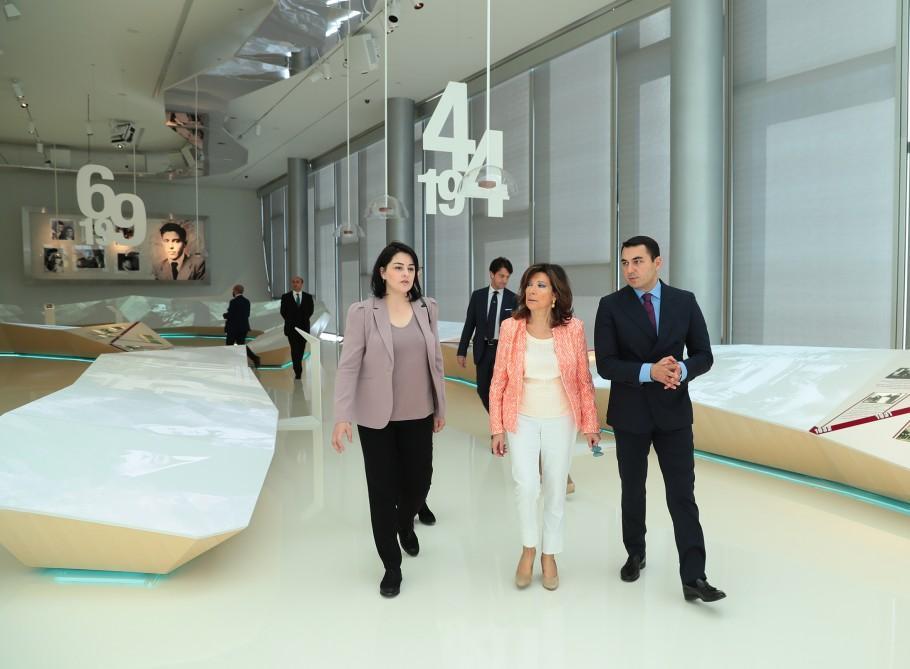 İtaliya Senatının sədri Heydər Əliyev Mərkəzində olub - FOTO