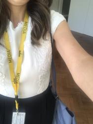Qadın jurnalist çiyni açıq libasına görə parlament binasından çıxarıldı - FOTO