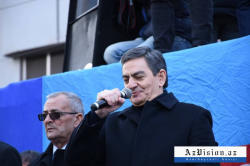 Bakıda "Məhsul" fotoatelyesi: şəkil çəkdirənlərin mitinqi
