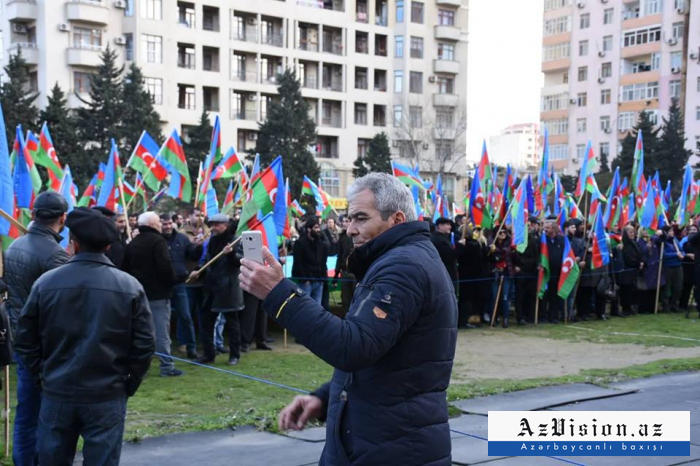 Bakıda "Məhsul" fotoatelyesi: şəkil çəkdirənlərin mitinqi