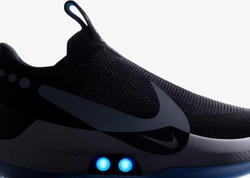 Özübağlanan Nike ayaqqabının qaytanlarında qüsur var