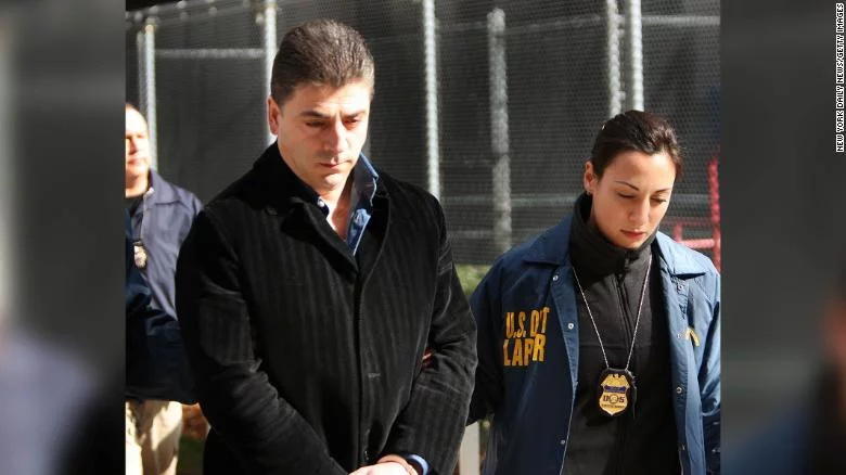 Nyu-Yorkun məşhur mafiya başçısı evinin qarşısında öldürüldü - FOTO