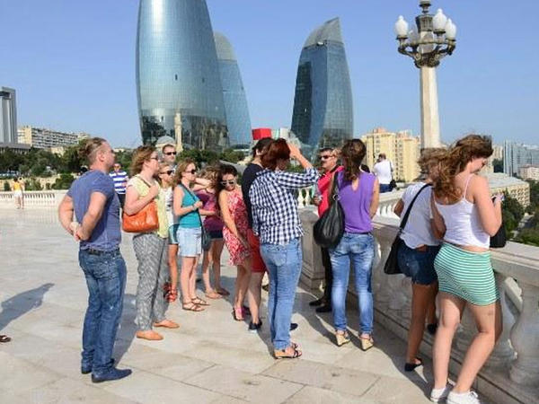 Azərbaycana gələn turistlərin sayı niyə azalıb?