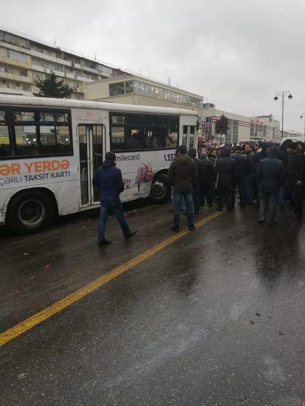 Bakıda avtobus dəhşətli qəza törətdi: 2 nəfər yaralanıb - YENİLƏNİB - VİDEO - FOTO
