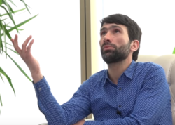 "Emili bu hala gətirən müğənni idi"