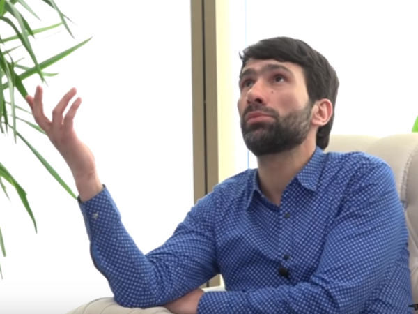 "Emili bu hala gətirən müğənni idi"