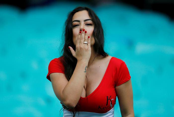 Tribunadakı gözəlin kimliyi müəyyənləşdi - FOTO