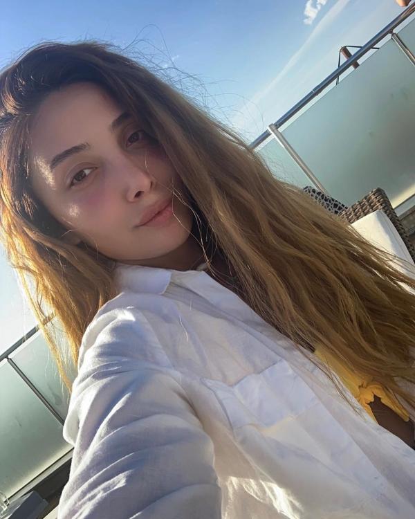 Günay makiyajsız halı ilə də bəyənildi - FOTO