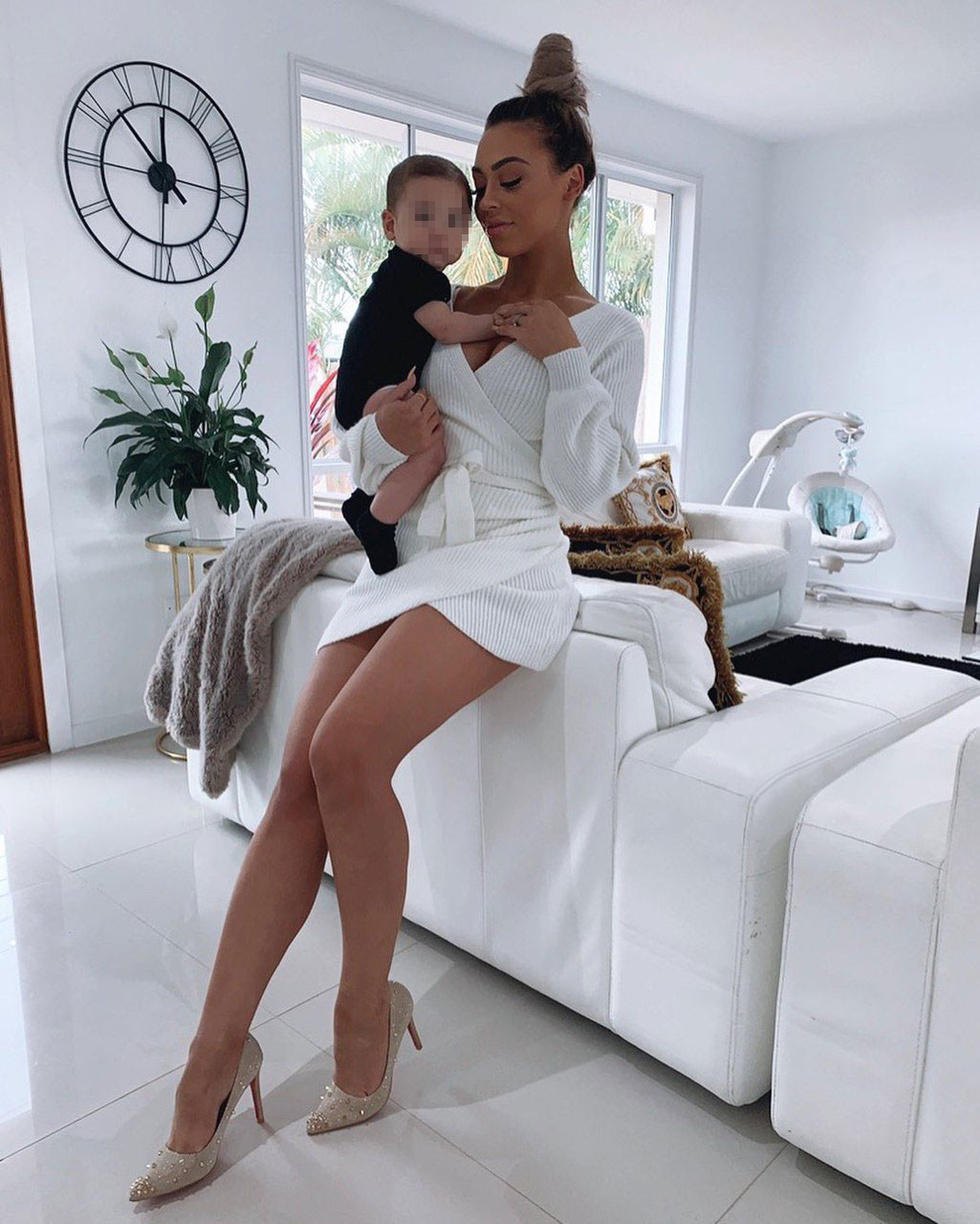 Özündən çox divardakı saatı müzakirə olundu - FOTO