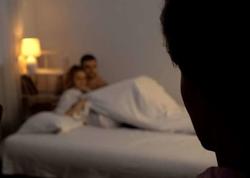 Evə gəlib arvadını başqası ilə tutdu, reaksiyası GÜNDƏM OLDU - <span class="color_red">VİDEO</span>