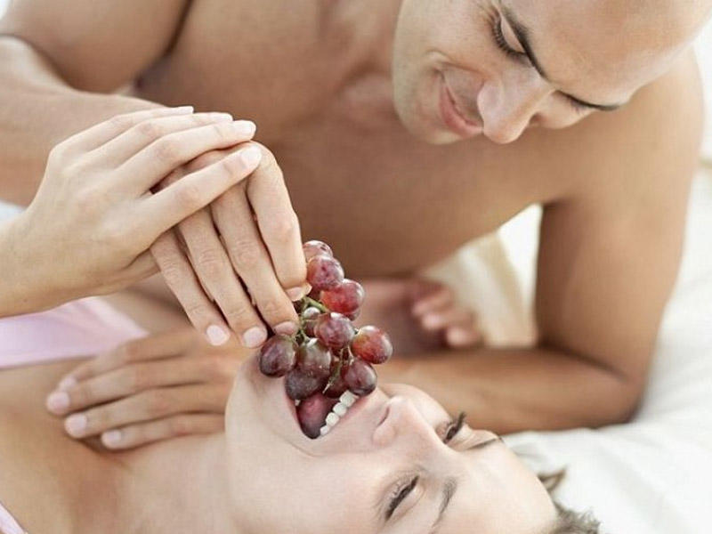 Nastya ikki xoroz bilan