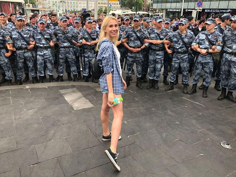 Раздевание на публике фото