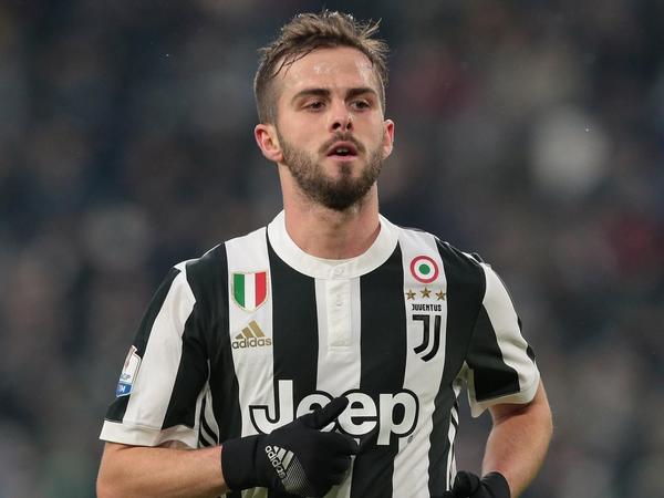 Məşhur futbolçu karyerasını sonlandırdı