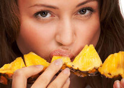 Ananas düşündüyünüz qədər məsum deyilmiş: Dilinizi "yeyən" meyvənin gizli zərərləri!