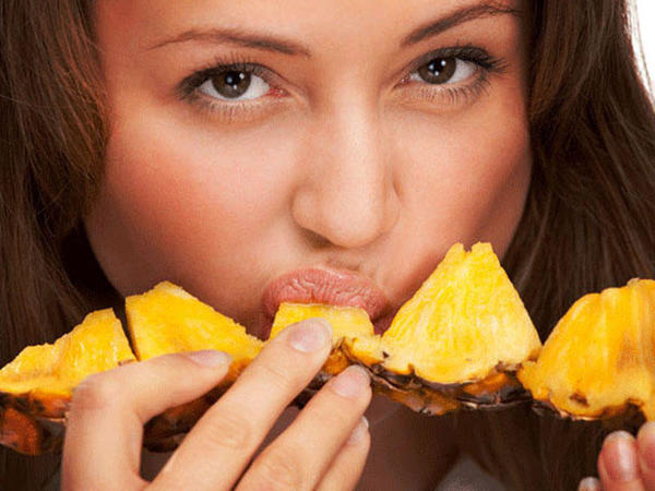 Ananas düşündüyünüz qədər məsum deyilmiş: Dilinizi "yeyən" meyvənin gizli zərərləri!