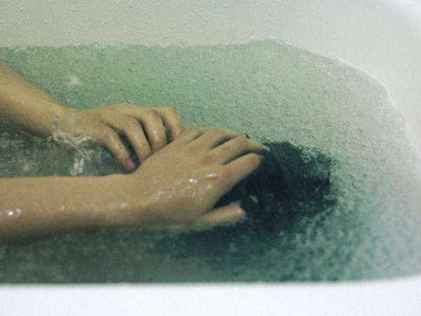 Qrip zamanı isti vanna qəbul etmək təhlükəlidir