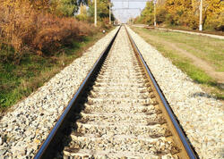 Dəmir yolu relslərinin arasına tonlarla daş tökülməsinin səbəbi bəlli oldu