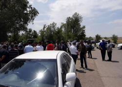 Ermənistanda fermerlər yolu bağlayıb